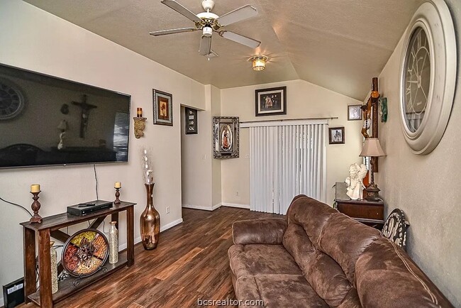 Building Photo - Newly Remodeled Unit!