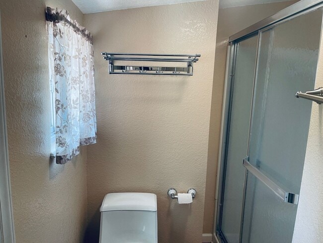 Building Photo - Charming 2-Bedroom in Candler with Large Y...