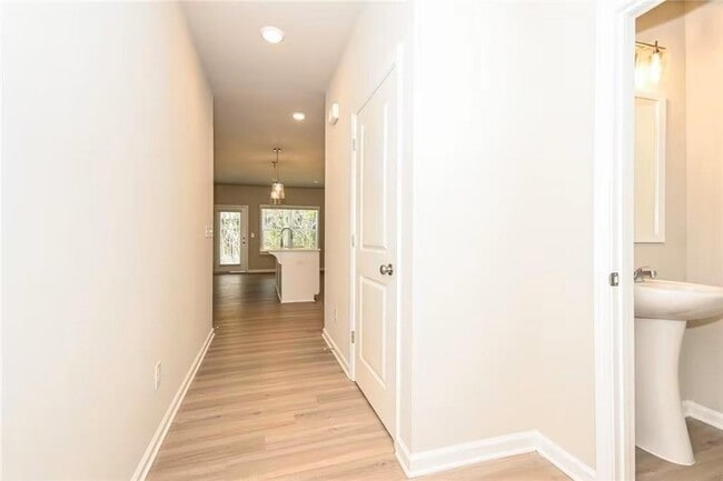 Building Photo - 806 Calvin Pk Dr