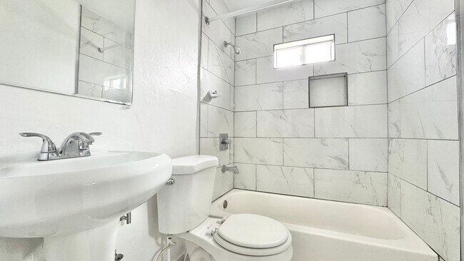 Building Photo - 517 1/2 W 42nd Pl -1/2