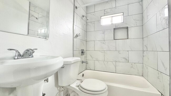 Building Photo - 517 1/2 W 42nd Pl