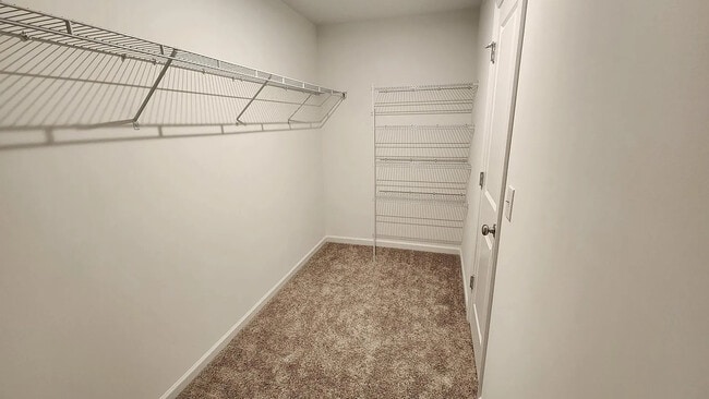Building Photo - Room in House on Godwit Ln