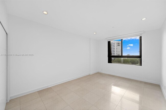 Building Photo - 251 Crandon Blvd