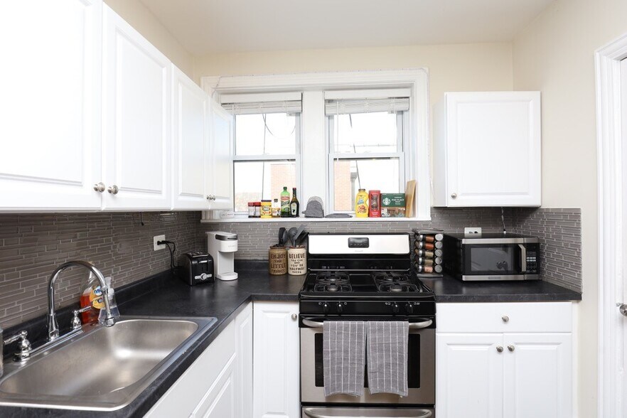 Building Photo - 3823 N Greenview Ave