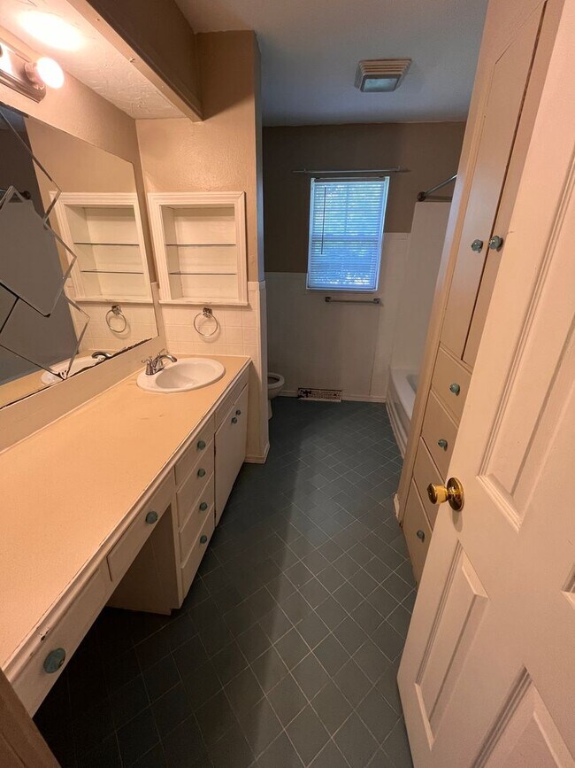 Building Photo - Brentwood 3 bedroom & 2 bathroom home, Huge Fenced Yard
