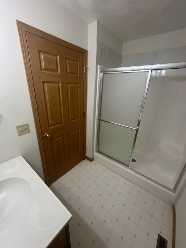 Building Photo - 123 Eagles Pt W