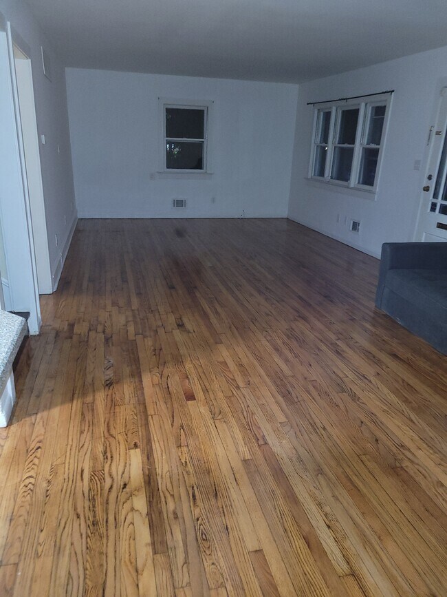 Living RM - 3832 Church Rd