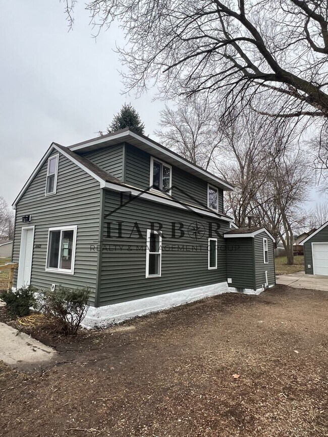 Building Photo - Newly Remodeled 2 Bedroom + Bonus Room Home