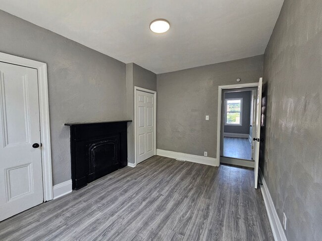 Building Photo - Newly updated 2 bedroom 1 bath apartment f...
