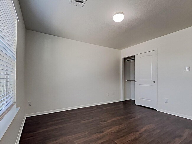 Building Photo - 30011 Saw Oaks Dr