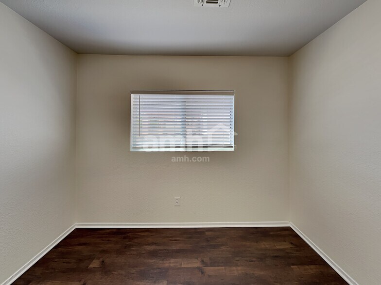 Building Photo - 286 E Mountain Alder St