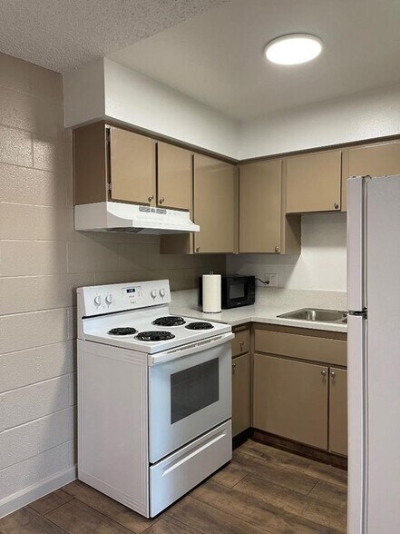 Building Photo - 615 S Royal Crest Cir