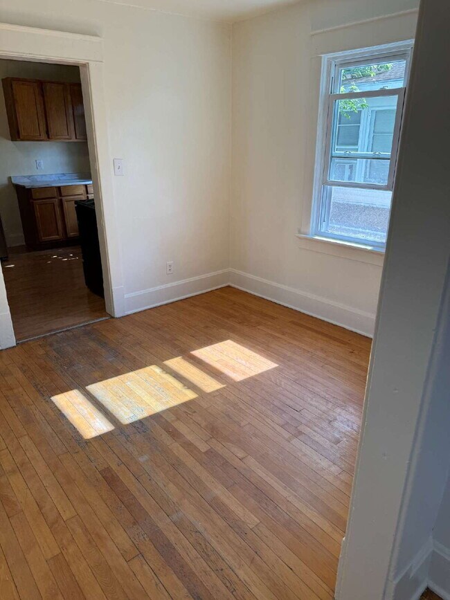 Building Photo - 3-Bedroom Upper Duplex on W Washington – P...