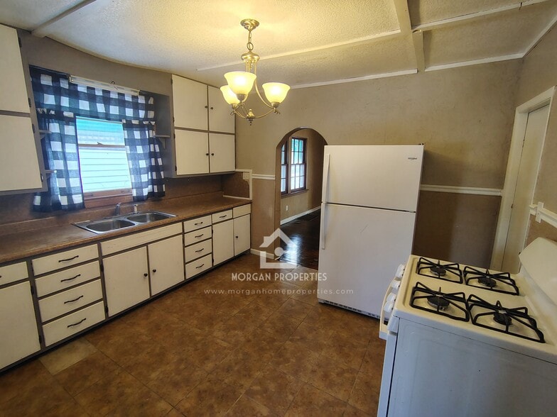 Building Photo - 140 W 16th St