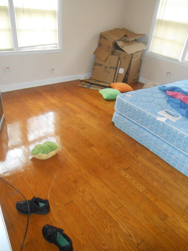 Building Photo - 3 Bed 1 Bath near UWEC! Available June 1st