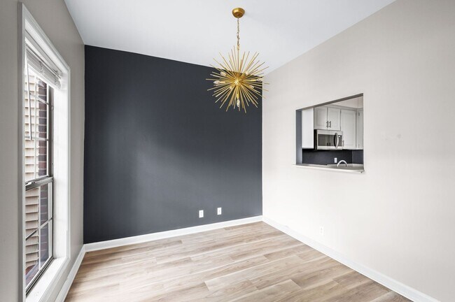 Building Photo - Awesome updated 2BR/1.5BA townhome in Bell...