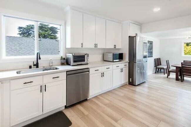 Building Photo - 460 Valverde Dr