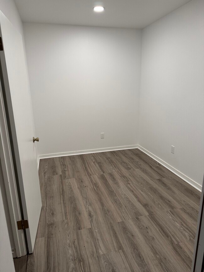 Building Photo - 1353 Rainbow Ln