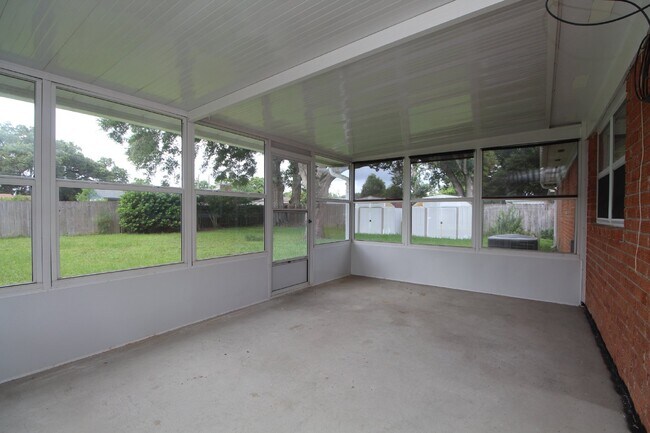 Building Photo - Spacious 4BR Home with Bonus Studio, Sunro...