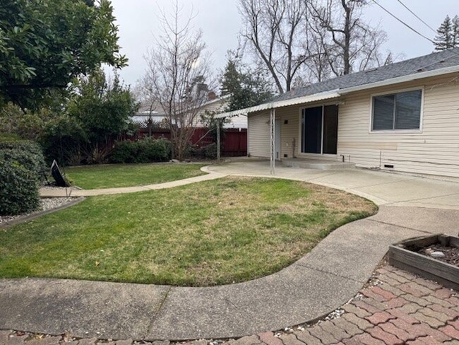 Building Photo - Cute home in old Roseville with newer HVAC