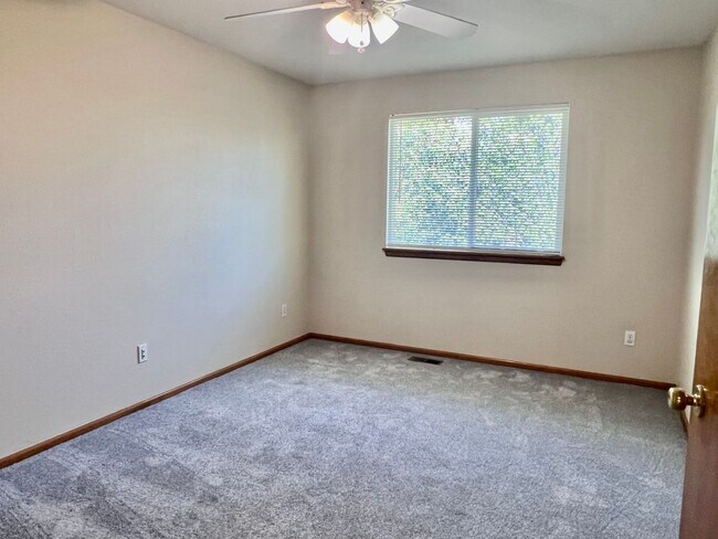 Building Photo - Wonderful 5 Bed/4 Bath Home Located on Qui...