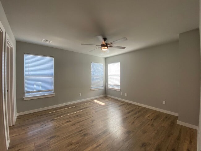 Building Photo - Stunning 3 bed 2.5 bath for rent in Coweta!!