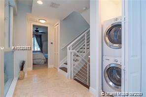 Building Photo - 302 NE 8th Ave