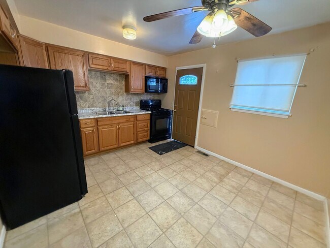 Building Photo - Well-maintained 3-bedroom, 1-bath home in Cleveland