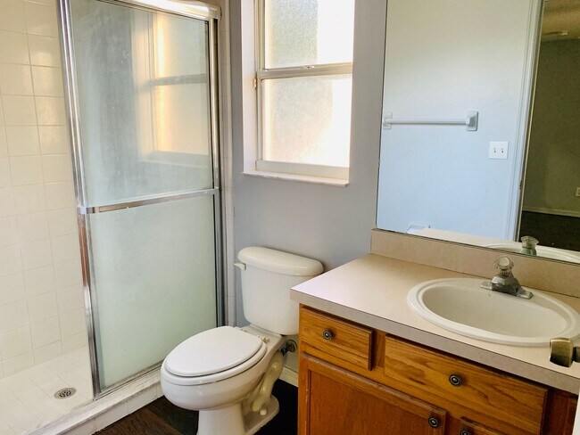 Building Photo - Great location