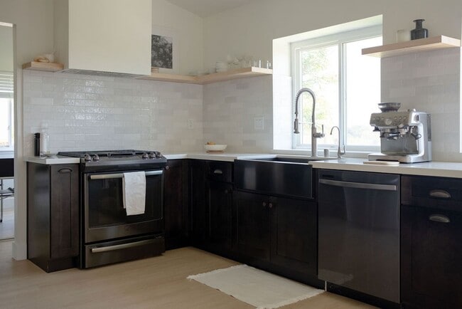 Building Photo - Gorgeous 3 Bedroom 3 Bathroom Corona Home ...