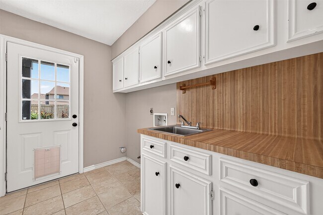 Building Photo - 4003 W Valley Dr