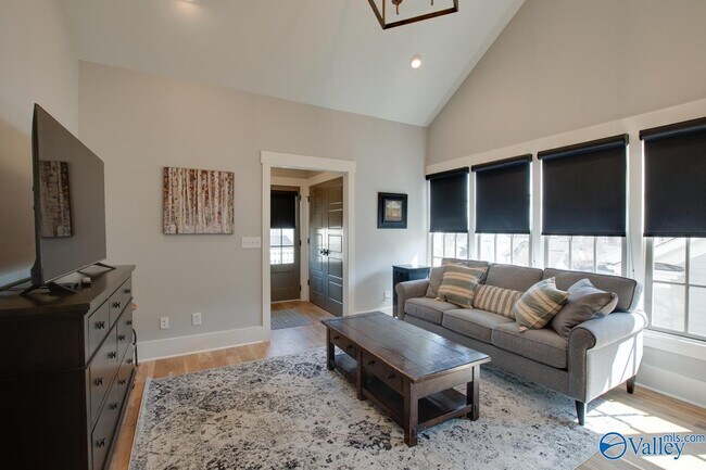 Building Photo - 32 Hillcrest Ave NW