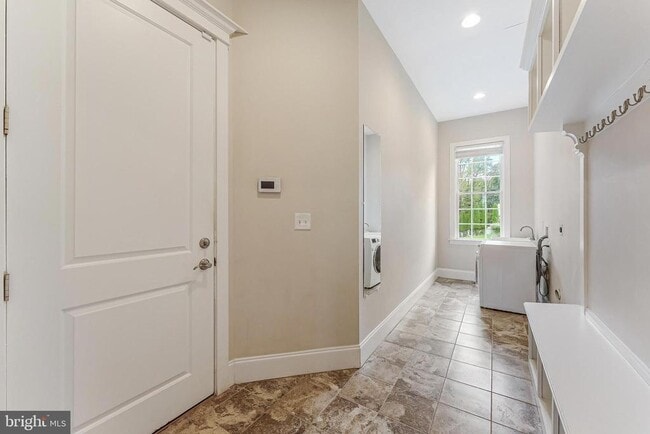 Building Photo - 829 Golden Arrow St