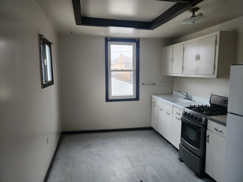 Building Photo - 205 16th St