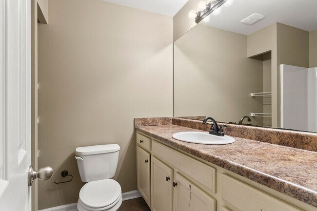 Building Photo - Spacious 3 Bedroom 3 Bath Available Now! Tour and Secure your Home today!