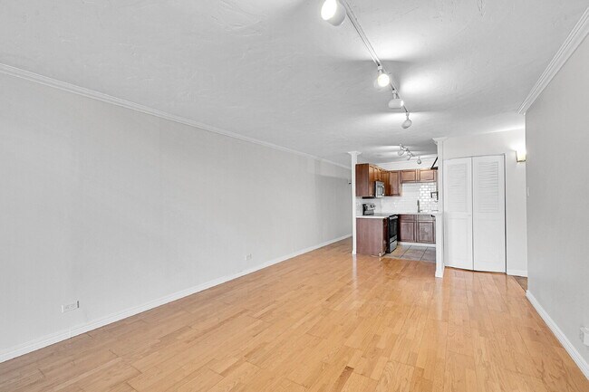 Building Photo - $1,795 - 1 Bed, 1 bath Condo in Denver wit...