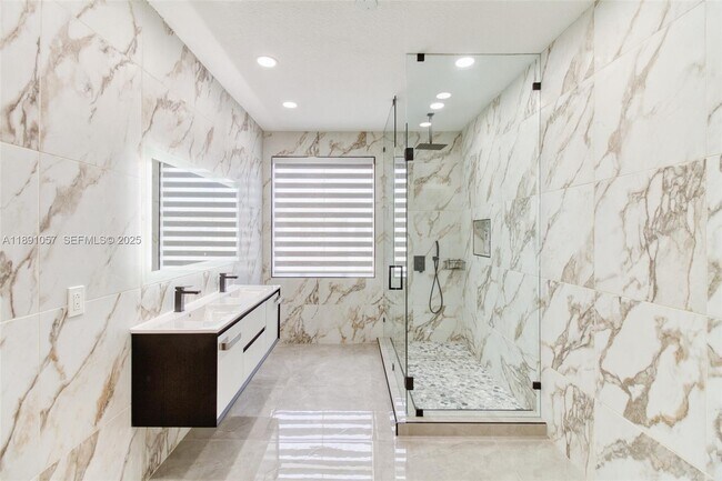 Building Photo - 3810 SW 51st St