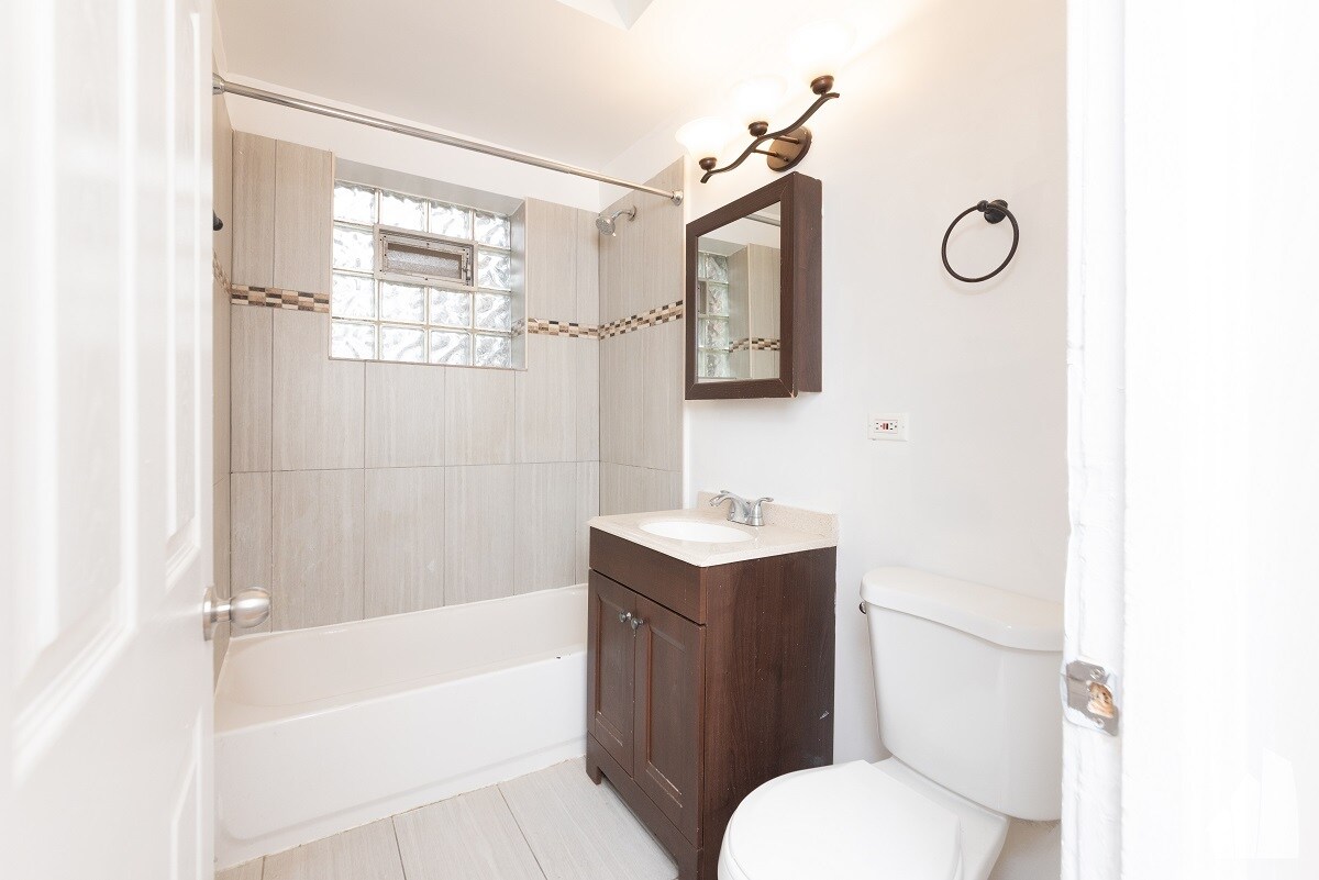 Building Photo - 4449 N Hamlin Ave