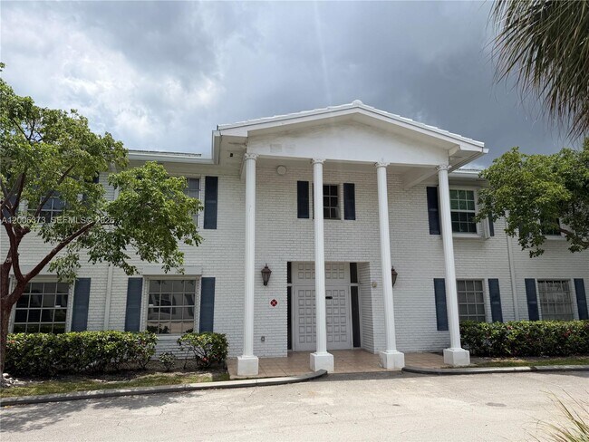 Building Photo - 2200 NE 66th St
