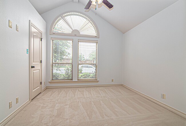 Building Photo - 5811 Oak Creek Drive