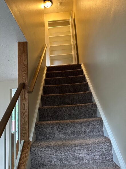 Upstairs - 406 Hickory Cir