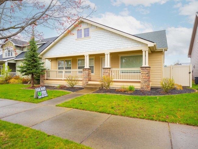 Building Photo - Charming River District Rancher | Double Vanity Suite | Walk to Orchard Park