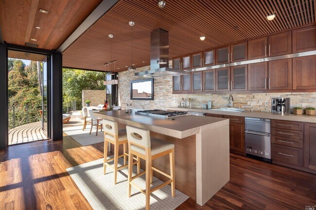 Building Photo - 525 Bridgeway