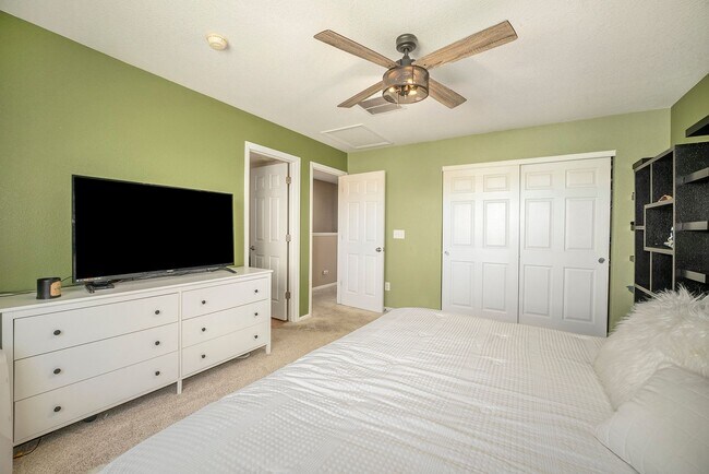 Building Photo - 2-Bedroom Townhome Near Downtown Erie