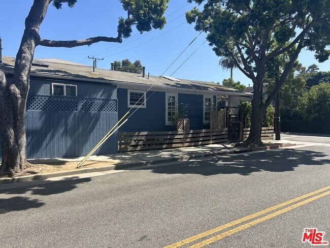 Building Photo - 701 Navy St
