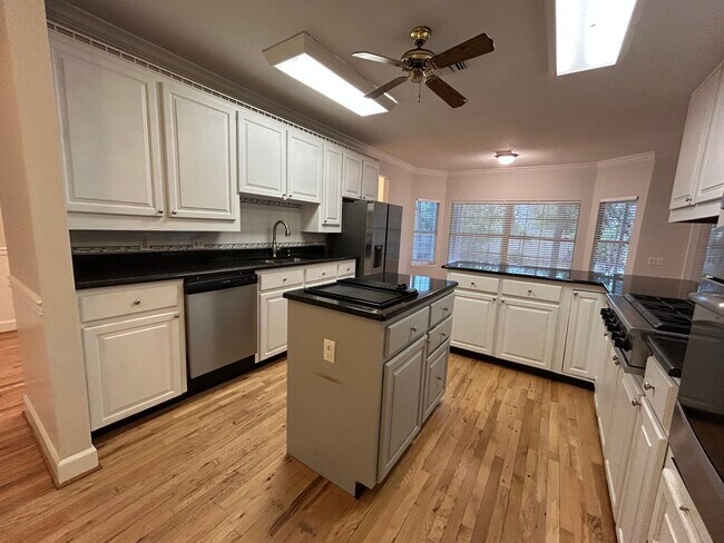 Building Photo - Spacious and Perfectly located 4/2 home in...