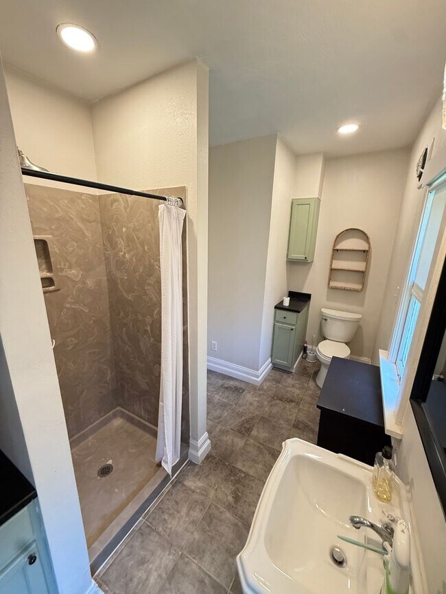 Building Photo - 3 Bed 1 Bath in Rountree
