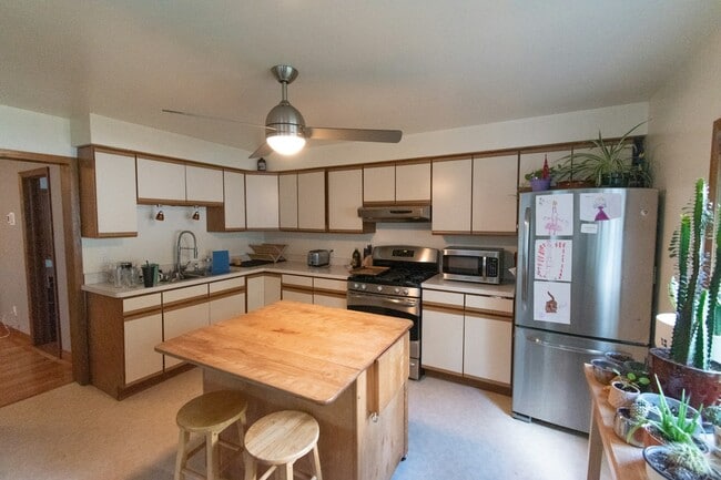 Building Photo - 1327 6th St NE