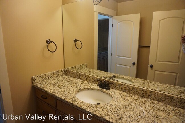 Building Photo - 4 br, 2.5 bath House - 222 E. Belle Glenn Cir