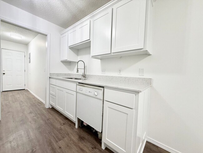 Building Photo - ***5905 B Sara Street***